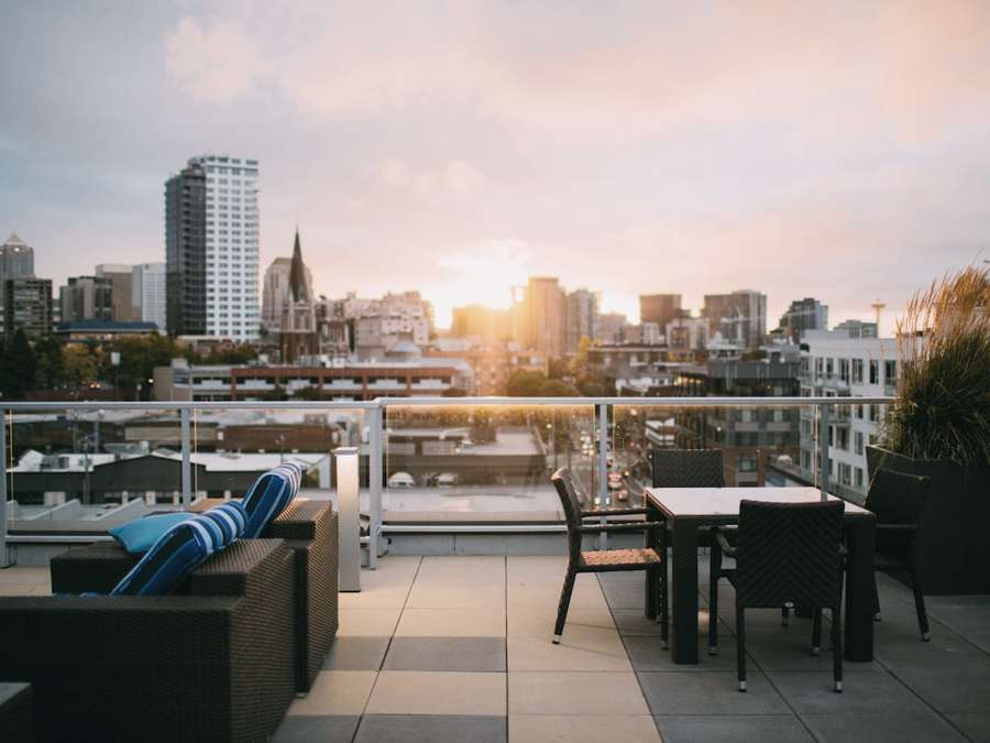 Dachterrasse mit Blick über die Stadt