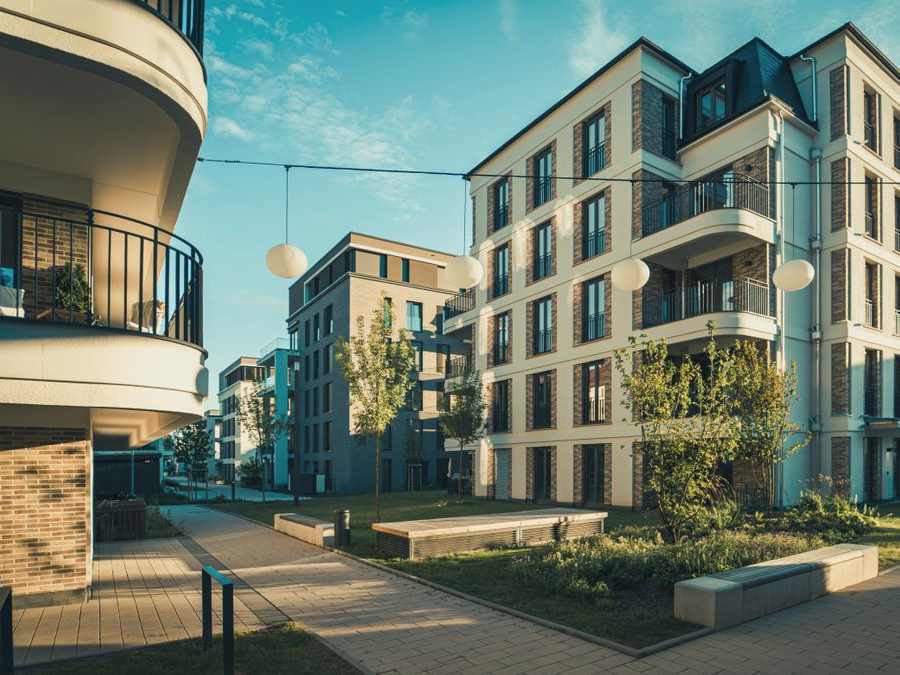 Modernes Mehrfamilienhaus mit Balkonen